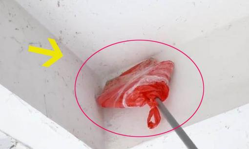 Mạng nhện trên trần nhà rất bám bụi, bạn không cần phải dùng thang để leo lên quét. Đây là một mẹo đơn giản để làm sạch bụi và mạng nhện