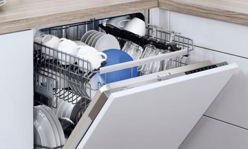 Mua robot hút bụi, máy rửa bát cho người yêu, chàng trai bị chê tặng quà không thực tế