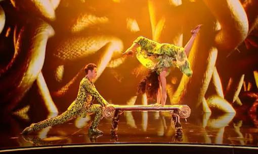 Cô gái H’Mông giành HCV Olympic phô diễn nhiều kĩ năng hiếm có trên sân khấu