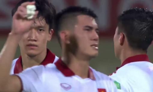 Thua Trung Quốc ở phút bù giờ cuối cùng, Duy Mạnh - Tiến Linh bật khóc ngay trên sân