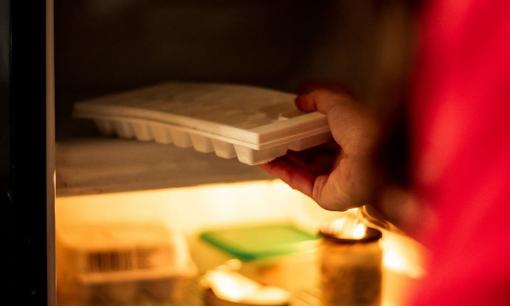 Đây là lý do vì sao ở ngăn mát tủ lạnh thì có đèn, còn ngăn đá lại không