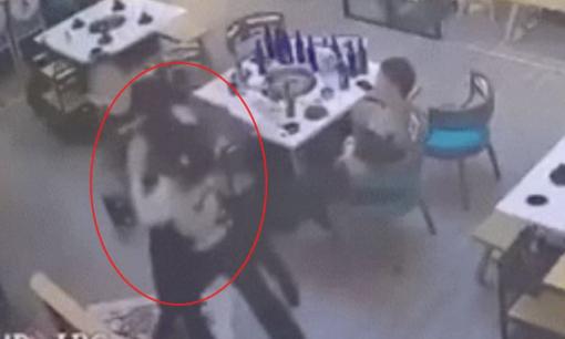 Đi ăn hàng giở trò sàm sỡ, thanh niên bị nữ phục vụ đấm lại 'liên hoàn cước'