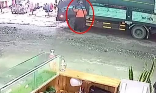 Quên khoá cửa xe tải, tài xế bị thanh niên giao hàng lấy trộm hơn 300 triệu đồng