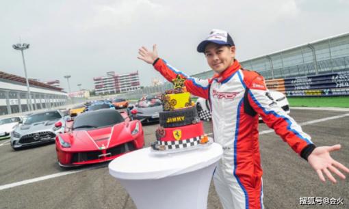 Lâm Chí Dĩnh đăng ảnh bánh sinh nhật trên đường đua xe, tuổi 47 vẫn trẻ măng như thời đôi mươi