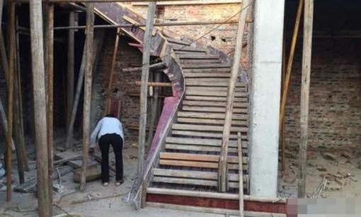 'Cầu thang' theo chiều kim đồng hồ hay ngược chiều kim đồng hồ tốt hơn cho việc xây nhà ở nông thôn? Thầy Phong Thủy nói điều này