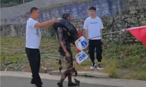 Chú rể bị thanh niên nhà gái lột quần áo, tạt sơn đen và bắt đeo lốp xe khi tới đón dâu gây bức xúc mạng xã hội