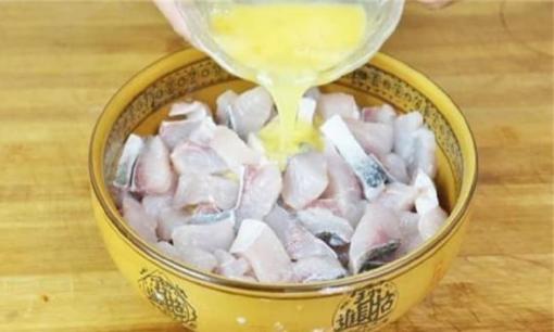 Đổ 2 quả trứng vào bát cá rồi khuấy đều, món này thật thơm, ăn ngon hơn thịt kho, người lớn và trẻ em đều thích
