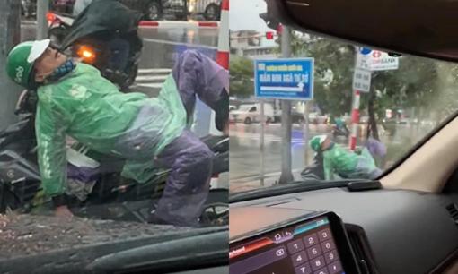 Khoảnh khắc bác xe ôm ngủ say giữa trời mưa gió khiến nhiều người xót xa
