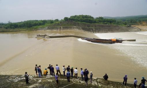 Clip giải cứu thành công đoàn cán bộ gặp nạn giữa sông Thạch Hãn