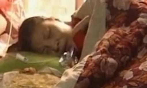 Người phụ nữ giả vờ bị liệt suốt 20 năm, nằm trên giường để mẹ cho ăn, sau khi mẹ mất thì để chị gái hầu hạ  