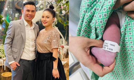 Vợ ba của Tú Dưa sinh con gái, nam ca sĩ  lên chức bố lần 5
