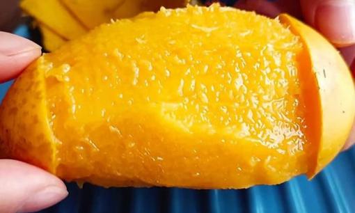 Hóa ra là có cách gọt xoài như vậy, học nhanh để không bị bẩn tay hay nước trái cây, thực sự rất dễ dàng