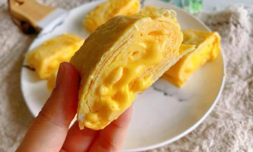 Trứng cuộn phô mai dày kiểu Nhật Bản, màu vàng óng, mềm thơm, béo ngậy vị sữa tan chảy trong miệng