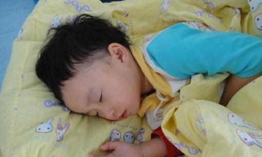 Sau tuổi này mà con vẫn ngủ với bố mẹ thì dễ xảy ra vấn đề