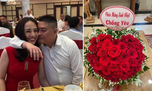 Ngưỡng mộ cuộc hôn nhân của Bầu Thụy, U50 vẫn xưng 'vợ yêu' cực ngọt