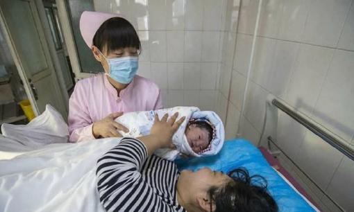 Thấy con gái bạn thân có nhiều nét giống mình, cô gái bí mật đi kiểm tra quan hệ huyết thống, kết quả khiến cô không thể bình tĩnh