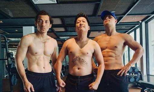 'Cười bò' với hình ảnh Trường Giang cởi trần đọ body cùng 2 đàn em 6 múi khét tiếng, còn nói một câu khẳng định độ tự tin thượng thừa 