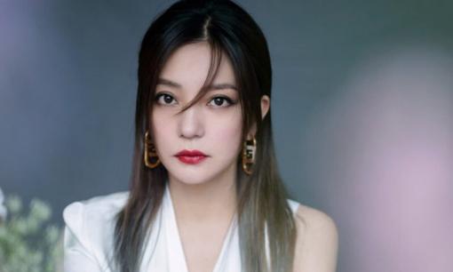 Triệu Vy chính thức tái xuất showbiz sau hơn 3 tháng nghi bị 'phong sát' nhờ thế lực lớn chống lưng?