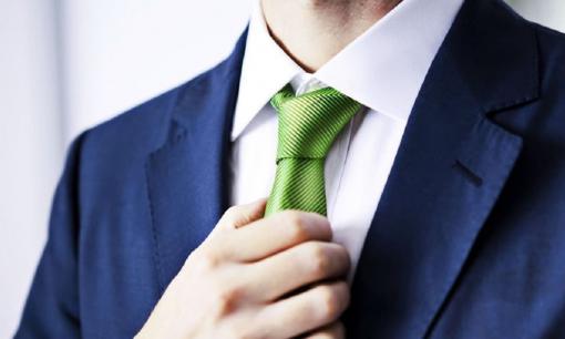 Vì sao đàn ông lại đeo cà vạt? Đó có phải đơn giản chỉ là phụ kiện trang trí? Việc đeo cà vạt bắt đầu xuất hiện từ bao giờ? 