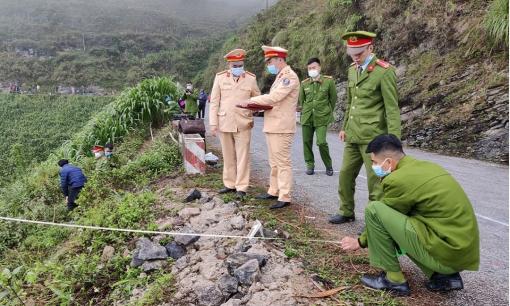 'Xế hộp' lao xuống vực khi đi ngắm đèo Mã Pí Lèng, 4 người thương vong