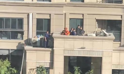 Bạn sẽ xuống nhà mua đồ tranh thủ lúc con đang ngủ? Bài học xương máu cho bạn biết: Đừng bao giờ làm như vậy! 