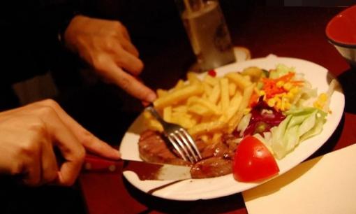 Những người có 3 biểu hiện này trên bàn ăn rất không được hoan nghênh, và bạn có thể biết họ có được giáo dục tốt hay không?