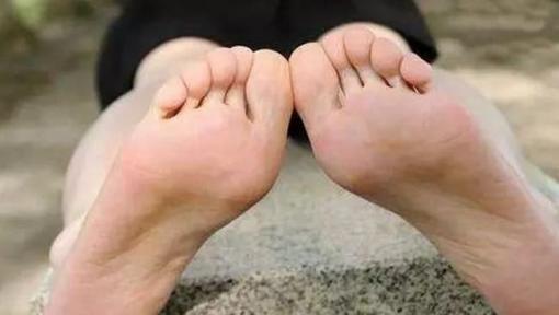 Có một 'công tắc loại bỏ huyết khối' trên bàn chân! Hãy 'bật' nó lên để làm tan cục máu đông và tăng cường sức khỏe cho tim