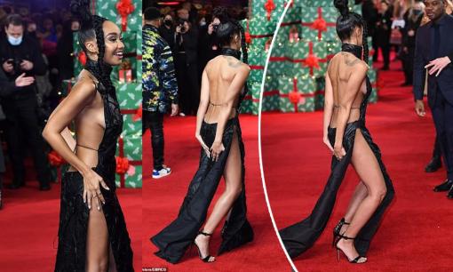 'Họa mi' Anh quốc bị chỉ trích vì mặc bộ váy hớ hênh đến nỗi vừa đi thảm đỏ vừa phải lấy tay che trước chắn sau