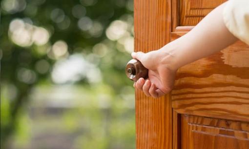 Mở cửa ra mà thấy 4 thứ này là nguy hiểm nhất, đừng coi thường kẻo có ngày hối hận