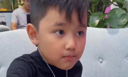 Câu nói ngây thơ của em bé với bạn gái mới của ba làm cả MXH xót xa