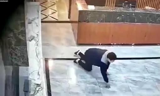 Clip người đàn ông lén lút bò ra khỏi spa để không phải trả tiền khiến người xem bức xúc