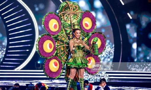 Kim Duyên khoe thần thái cuốn hút khi trình diễn Quốc phục tại Miss Universe 2021