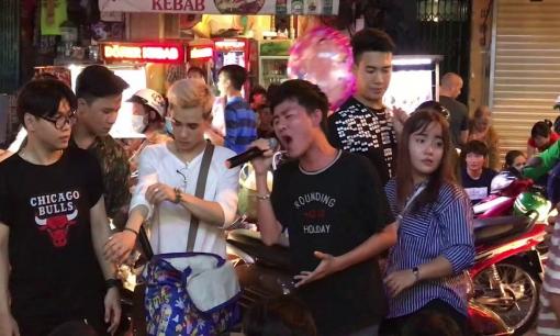 Cố ca sĩ Phạm Chí Thành từng làm bùng nổ cả phố Tây Bùi Viện khi cover hit 'Em gái mưa'