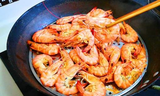 Khi ăn tôm, nên bỏ hay giữ lại chỉ tôm? Ông lão đánh cá cho bạn biết câu trả lời, đừng ăn nhầm nữa 