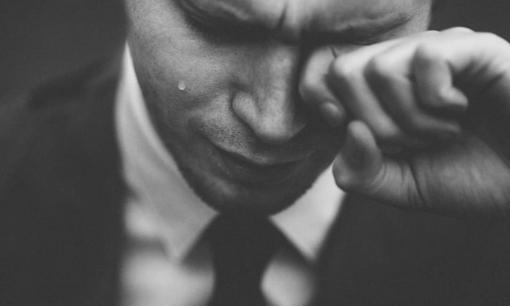 Vợ chết trong đêm hôm cưới, tay nắm chặt chiếc chăn bông đang đắp trên người, tôi nuốt nước mắt đưa mẹ vào tù trong tuyệt vọng