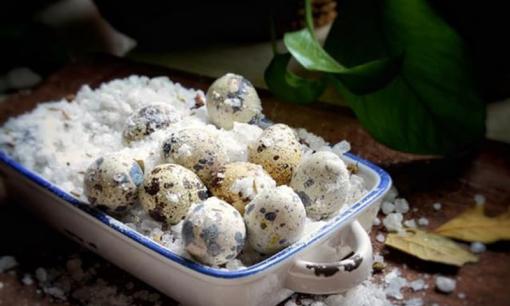 Hôm nay mình sẽ chia sẻ với các bạn món trứng cút rang muối, cách làm đơn giản mà bé cực thích ăn 