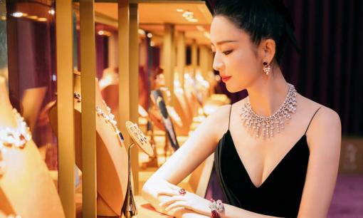 Vừa ly hôn chồng cũ đào hoa, minh tinh đình đám Cbiz đã bí mật tái hôn với một quan chức cấp cao, mọi tin tức bị bưng bít thần tốc