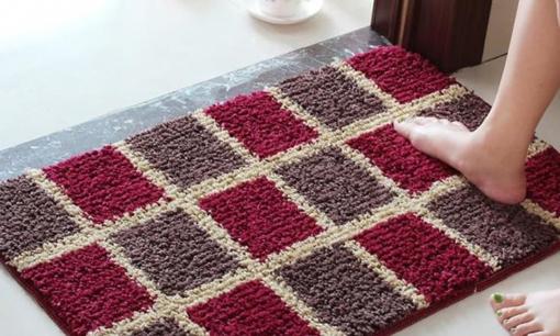 Đặt tấm thảm chùi chân bên trong hay bên ngoài cửa sẽ tốt hơn? Người giàu rất vui khi làm điều này...