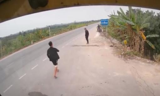 Bị bắt quả tang, hai tên trộm trả lại điện thoại rồi thản nhiên bỏ đi như chưa có gì xảy ra