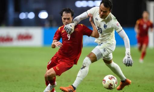 Cận cảnh pha phạm lỗi thô thiển của thủ môn Thái Lan với Văn Toàn