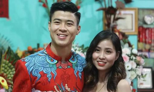 Chị gái cầu thủ Duy Mạnh có hành động phản cảm với trọng tài trận Việt Nam - Thái Lan