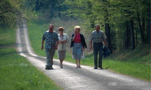 Đi bộ là một liều thuốc tốt để kéo dài tuổi thọ! Tuân thủ 7000 bước mỗi ngày, đi bộ thường xuyên có thể khỏi bốn bệnh