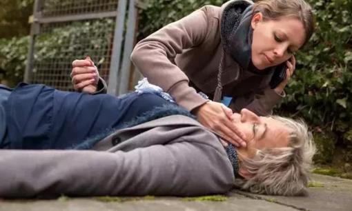 Hô hấp nhân tạo thổi vào miệng bệnh nhân hay hít vào? Nguyên tắc là gì?