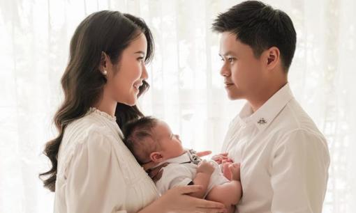 Phu nhân của Tổng giám đốc Phan Thành lần đầu tung ảnh bên chồng con nhân dịp đón năm mới