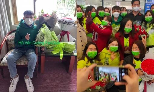 Hồ Văn Cường hội ngộ vui vẻ cùng người hâm mộ và danh ca Ngọc Sơn, nhìn cách đón tiếp đủ biết được yêu mến cỡ nào