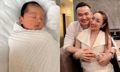 Vừa vượt cạn bà xã Chi Bảo khoe cận khuôn mặt đáng yêu của nhóc tỳ, dân mạng nhận xét: 'Giống bố y đúc'