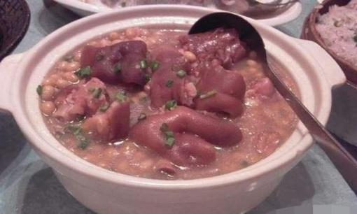 Đầu bếp chuyên nghiệp tiết lộ khi hầm chân giò đừng chỉ cho muối, nêm thêm gia vị thế này mới mềm và ngon