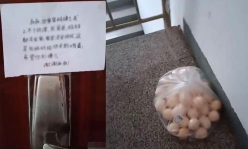 Người đàn ông đổi mật khẩu wifi vì nghi bị hàng xóm 'xài chùa', hôm sau nhìn thấy tờ giấy nhỏ dán trên cửa anh đã bật khóc