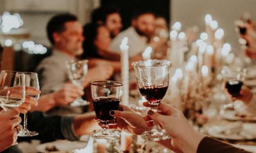 Nhận biết mọi người tại bàn rượu: Bằng cách quan sát 4 biểu hiện này, chúng ta có thể biết hành vi của một người như thế nào