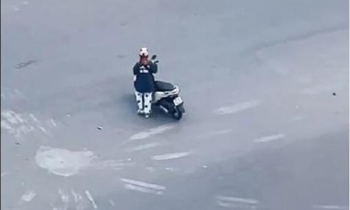 Dựng xe máy để tập thể dục ngay giữa ngã tư đường, cô gái khiến dân mạng ngán ngẩm